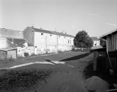 Logement dans la cour du numéro 20 de trois quarts gauche. © Région Bourgogne-Franche-Comté, Inventaire du patrimoine