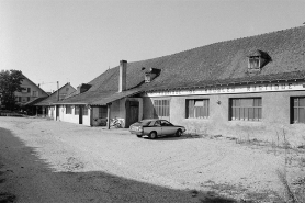 Anciens chais transformés en fabrique de meubles, depuis l'entrée de la cour des numéros 23 et 24. © Région Bourgogne-Franche-Comté, Inventaire du patrimoine