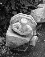 Chapiteau déposé du cloître représentant une femme vue à mi-corps. © Région Bourgogne-Franche-Comté, Inventaire du patrimoine