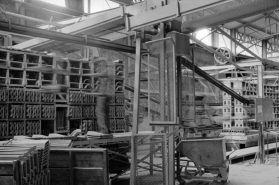 Atelier (K) : chargement de wagonnets. © Région Bourgogne-Franche-Comté, Inventaire du patrimoine