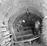 Déchargement du four Hoffmann. © Région Bourgogne-Franche-Comté, Inventaire du patrimoine