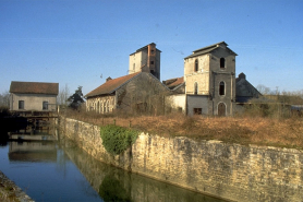 Vue d'ensemble depuis l'est : centrale hydroélectrique (G) et atelier de fabrication (E). © Région Bourgogne-Franche-Comté, Inventaire du patrimoine