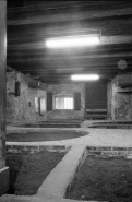 Etage de soubassement : fosses dans la première pièce. © Région Bourgogne-Franche-Comté, Inventaire du patrimoine