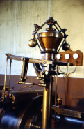 Salle des machines (10) : régulateur à boules de la machine à vapeur. © Région Bourgogne-Franche-Comté, Inventaire du patrimoine