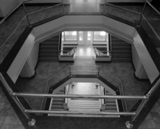 Grands Bureaux : vestibule à l'italienne et escalier. © Région Bourgogne-Franche-Comté, Inventaire du patrimoine