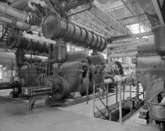 De gauche à droite : axe des compresseurs, compresseurs surmontés d'un séparateur d'humidité (réservoir cylindrique) puis cylindre à vapeur et bielle. © Région Bourgogne-Franche-Comté, Inventaire du patrimoine