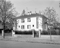 Maison de même genre, 38, 40 avenue Général Leclerc, façade antérieure vue de trois quarts. © Région Bourgogne-Franche-Comté, Inventaire du patrimoine
