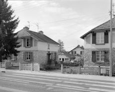Maison identique, 40, 42 rue de Belvoye, façade antérieure et face droite. © Région Bourgogne-Franche-Comté, Inventaire du patrimoine