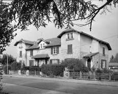 Façade antérieure vue de trois quarts. © Région Bourgogne-Franche-Comté, Inventaire du patrimoine