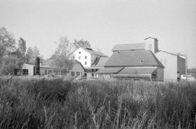 Bureau, atelier de fabrication, atelier de réparation et silos vus du nord-ouest. © Région Bourgogne-Franche-Comté, Inventaire du patrimoine