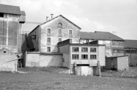 Façade postérieure des ateliers de fabrication (L, M) et du bâtiment d'eau (J). © Région Bourgogne-Franche-Comté, Inventaire du patrimoine