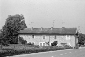 Maison de la cité ouvrière (46-58, rue des Anciennes forges) vue de l'est. Cadastre : 1980 AK 168 à 172. © Région Bourgogne-Franche-Comté, Inventaire du patrimoine