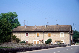 Maison de la cité ouvrière (46-58, rue des Anciennes forges) vue de l'est. Cadastre : 1980 AK 168 à 172. © Région Bourgogne-Franche-Comté, Inventaire du patrimoine