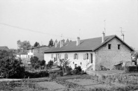 Maison de la cité ouvrière (4-30, rue des Anciennes forges) vue de l'est. Cadastre : 1980 AK 157. © Région Bourgogne-Franche-Comté, Inventaire du patrimoine