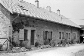 Maison de la cité ouvrière (10, rue de la Paix) vue du sud. Cadastre : 1980 AK 15. © Région Bourgogne-Franche-Comté, Inventaire du patrimoine