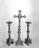 La croix et deux chandeliers. © Région Bourgogne-Franche-Comté, Inventaire du patrimoine
