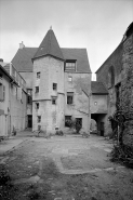 Façade postérieure avec tour d'escalier hors-oeuvre. © Région Bourgogne-Franche-Comté, Inventaire du patrimoine