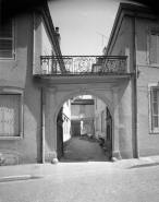 Vue d'ensemble des bâtiments sur cour depuis la Grande Rue. © Région Bourgogne-Franche-Comté, Inventaire du patrimoine