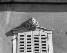 Façade antérieure : détail d'une agrafe d'une fenêtre du premier étage. © Région Bourgogne-Franche-Comté, Inventaire du patrimoine