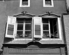 Maison de commerçant du 18e siècle, 42 Grande rue : détail des baies du premier étage. © Région Bourgogne-Franche-Comté, Inventaire du patrimoine