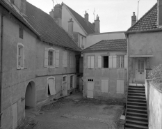 Façade postérieure à droite et logement gauche sur cour. © Région Bourgogne-Franche-Comté, Inventaire du patrimoine