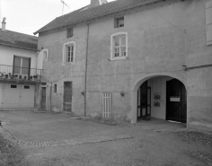 Façade postérieure à gauche avec porte cochère. © Région Bourgogne-Franche-Comté, Inventaire du patrimoine