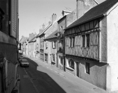 Maison du 16e siècle à un étage d'encorbellement, 38 Grande rue : façade antérieure de trois quarts droit. © Région Bourgogne-Franche-Comté, Inventaire du patrimoine