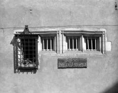 Façade antérieure : partie droite, détail d'une baie du rez de chaussée. © Région Bourgogne-Franche-Comté, Inventaire du patrimoine