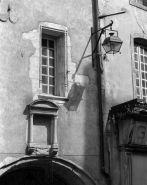 Façade antérieure : partie droite, niche et fenêtre au-dessus du portail d'entrée. © Région Bourgogne-Franche-Comté, Inventaire du patrimoine