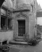 Façade sur cour : partie droite, détail de la porte de l'escalier en vis. © Région Bourgogne-Franche-Comté, Inventaire du patrimoine