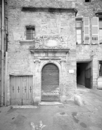Détail de la porte d'entrée de l'escalier demi hors-oeuvre. © Région Bourgogne-Franche-Comté, Inventaire du patrimoine