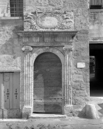 Détail de la porte d'entrée de l'escalier demi hors-oeuvre sur rue : vue rapprochée. © Région Bourgogne-Franche-Comté, Inventaire du patrimoine