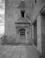 Détail : porte d'entrée de l'escalier demi hors-oeuvre sur cour. © Région Bourgogne-Franche-Comté, Inventaire du patrimoine