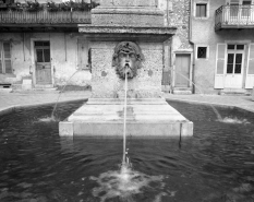 Détail du socle de l'obélisque. © Région Bourgogne-Franche-Comté, Inventaire du patrimoine