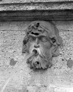 Détail : tête d'homme bouche ouverte, sur le socle de l'obélisque, de trois quarts droit. © Région Bourgogne-Franche-Comté, Inventaire du patrimoine