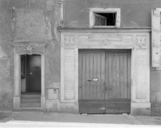 Détail de la façade antérieure située rues du Marché et de la Petite Fontaine : portes cochère et piétonne. © Région Bourgogne-Franche-Comté, Inventaire du patrimoine