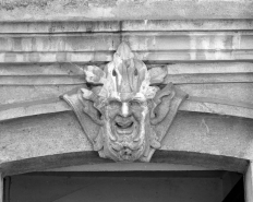 Façade antérieure du bâtiment 5 rue de la Petite Fontaine : détail de l'agrafe de la porte piétonne. © Région Bourgogne-Franche-Comté, Inventaire du patrimoine