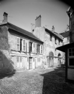 Façades antérieures des remise et logement à droite de la cour (6 rue Victor Hugo). © Région Bourgogne-Franche-Comté, Inventaire du patrimoine
