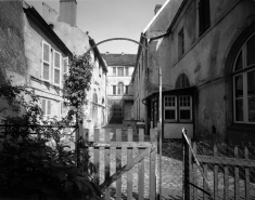 Vue d'ensemble de la façade postérieure du bâtiment sur rue au 6 rue Victor Hugo et des ailes sur cour. © Région Bourgogne-Franche-Comté, Inventaire du patrimoine