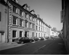 Vue de trois quarts gauche des bâtiments situés à l'emplacement de l'ancien couvent (6 et 8 rue Victor Hugo). © Région Bourgogne-Franche-Comté, Inventaire du patrimoine