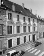Façade antérieure du bâtiment 8 rue Victor Hugo : vue de trois quarts gauche. © Région Bourgogne-Franche-Comté, Inventaire du patrimoine