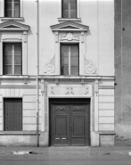 Façade antérieure du bâtiment 8 rue Victor Hugo : détail du portail d'entrée et d'une baie du premier étage. © Région Bourgogne-Franche-Comté, Inventaire du patrimoine