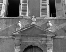 Portail d'entrée : détail du fronton. © Région Bourgogne-Franche-Comté, Inventaire du patrimoine
