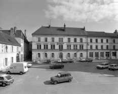 Façade antérieure de face : vue éloignée. © Région Bourgogne-Franche-Comté, Inventaire du patrimoine