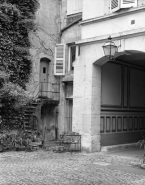 Angle de la cour à droite du passage couvert. © Région Bourgogne-Franche-Comté, Inventaire du patrimoine