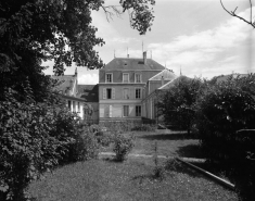 Façade postérieure de l'édifice depuis le fond du jardin. © Région Bourgogne-Franche-Comté, Inventaire du patrimoine
