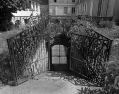 Vue d'ensemble de l'escalier donnant accès au jardin : grille ouverte. © Région Bourgogne-Franche-Comté, Inventaire du patrimoine