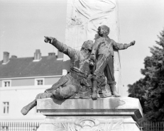 Détail du groupe sculpté de face : soldat mourant et écolier. © Région Bourgogne-Franche-Comté, Inventaire du patrimoine