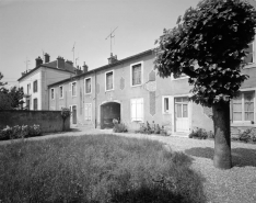 Façade postérieure de trois quarts droit. © Région Bourgogne-Franche-Comté, Inventaire du patrimoine