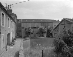 Entrepôt commercial à gauche de la cour. © Région Bourgogne-Franche-Comté, Inventaire du patrimoine